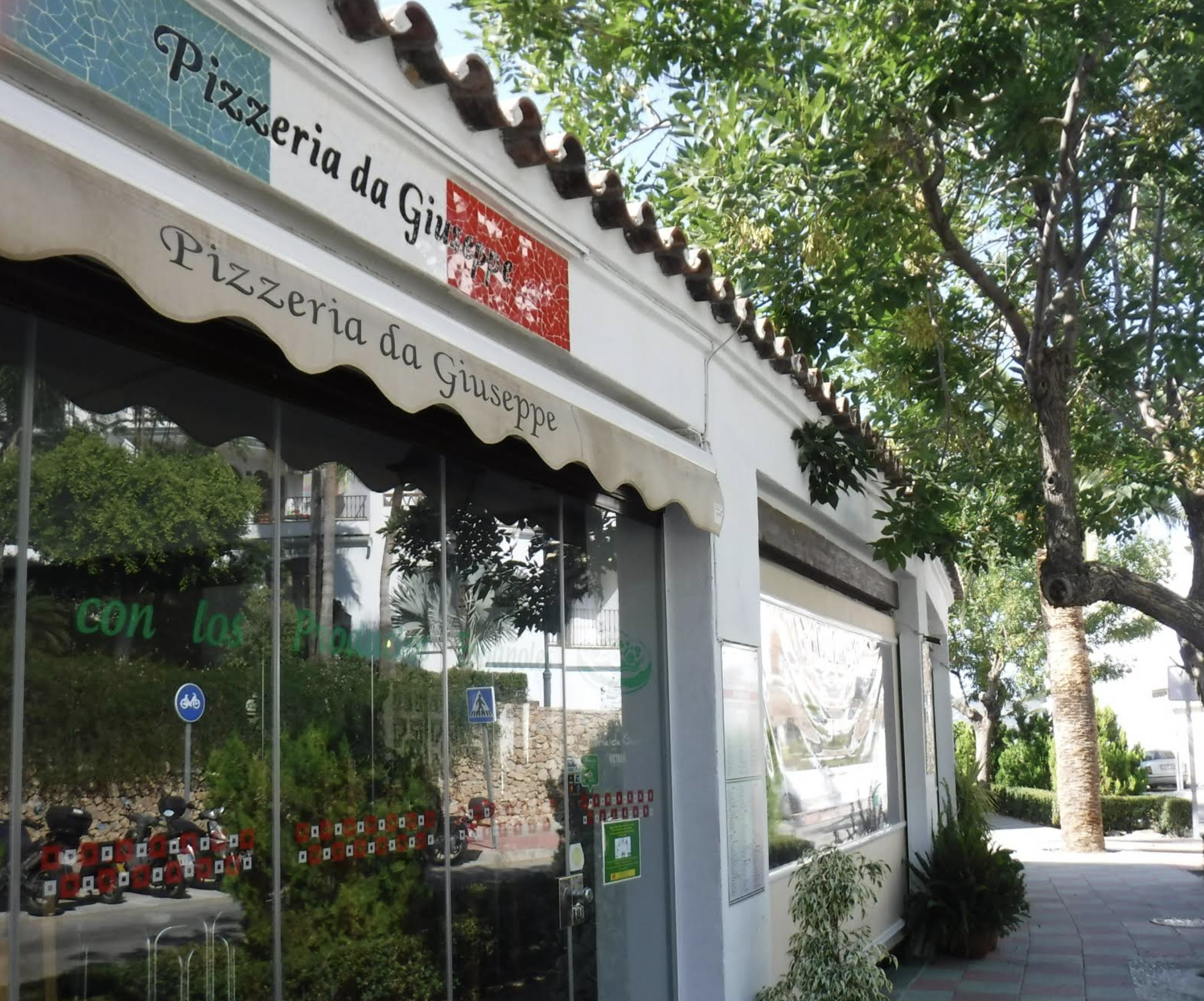 Storefront of Pizzeria da Giuseppe in Frigiliana