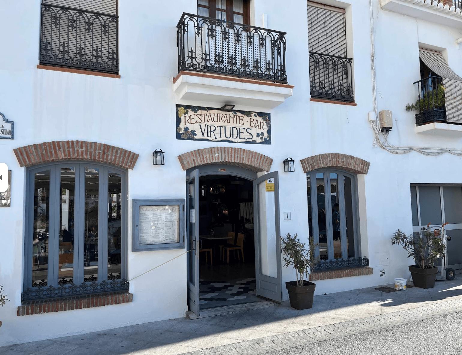 Entrance and tiled sign of Restaurante Virtudes in Frigiliana